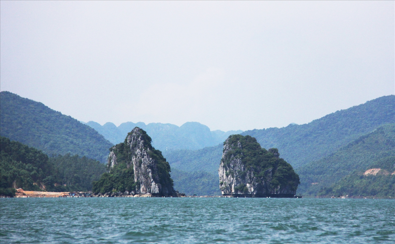 Những đảo đá ở Minh Châu