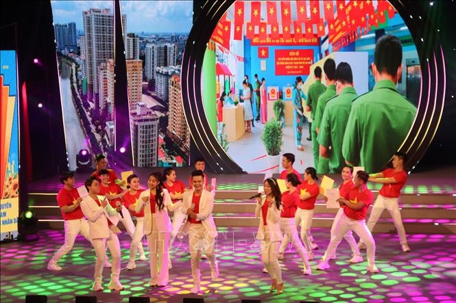 Liên khúc "Thành phố niềm tin" và "Bài ca bầu cử 2021" do tứ ca Hồ Tuấn Phúc, Đồng Diệu Ly, Nguyễn Sinh và Thu Thủy trình bày.