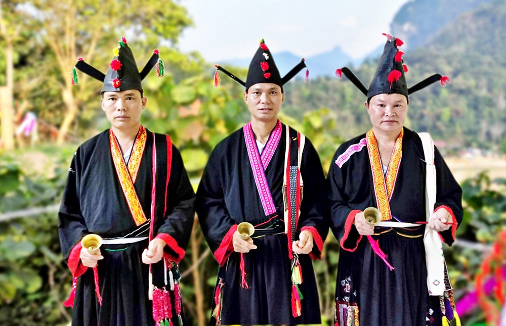 Trang phục thầy cúng người Dao tiền thôn Khuổi Xoan, xã Hồng Quang (Lâm Bình).