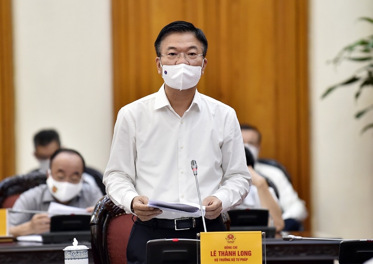 Bộ trưởng Bộ Tư pháp Lê Thành Long phát biểu tại cuộc họp.