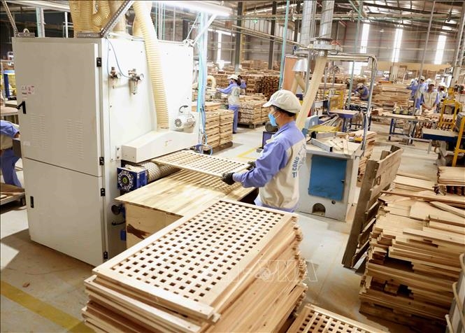 Sản xuất đồ gỗ xuất khẩu tại Công ty CP WOODSLAND Tuyên Quang. Ảnh minh họa: TTXVN