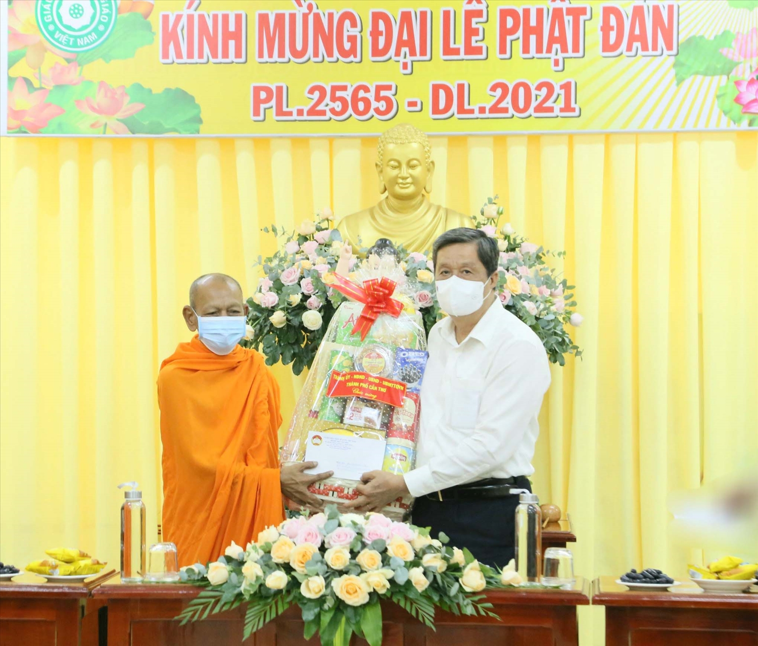 Ông Phạm Văn Hiểu, Phó Bí thư Thành ủy, Chủ tịch HĐND TP. Cần Thơ thăm và tặng quà tại Ban Trị sự Giáo hội Phật giáo TP. Cần Thơ