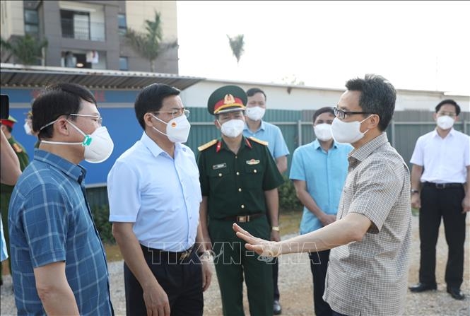 Phó Thủ tướng Vũ Đức Đam cùng lãnh đạo tỉnh Bắc Giang thăm nhà ở công nhân Phú Giang tại khu công nghiệp Vân Trung, huyện Việt Yên( Bắc Giang). Ảnh: Danh Lam/TTXVN
