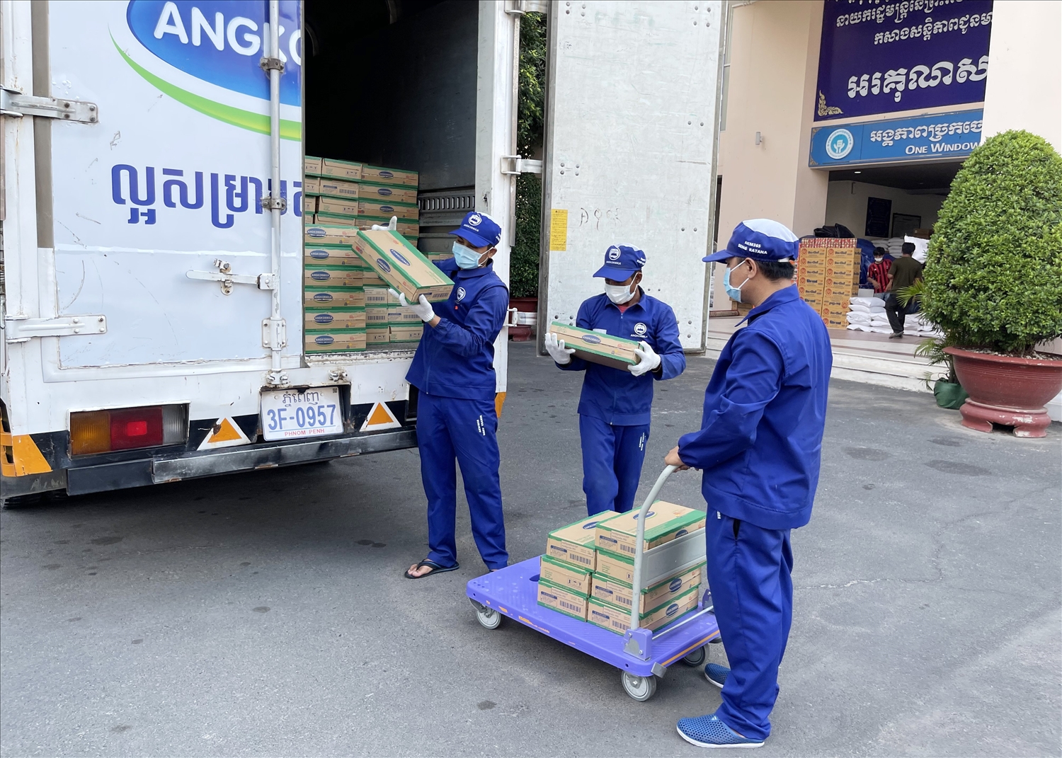 Công tác giao nhận sữa cho chính quyền Phnom Penh được nhà máy Angkormilk thực hiện cẩn trọng tuyệt đối theo qui định phòng dịch Covid-19