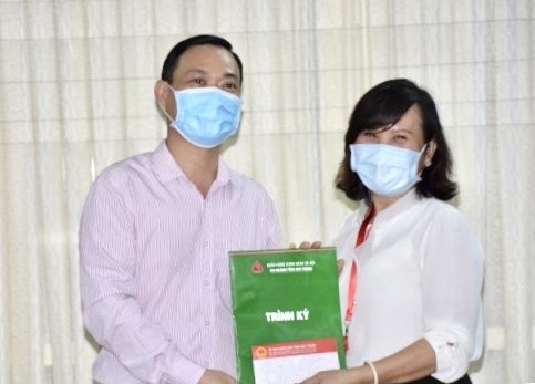 Ông Trần Duy Đông Giám đốc NHCSXH tỉnh Sóc Trăng tặng quà Bệnh viện Chuyên Khoa Sản Nhi của tỉnh