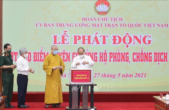 Chủ tịch nước Nguyễn Xuân Phúc quyên góp ủng hộ phòng, chống dịch COVID-19. Ảnh: Thống Nhất/TTXVN