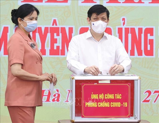 Bộ trưởng Bộ Y tế Nguyễn Thanh Long quyên góp tại Lễ phát động. Ảnh: Thống Nhất/TTXVN