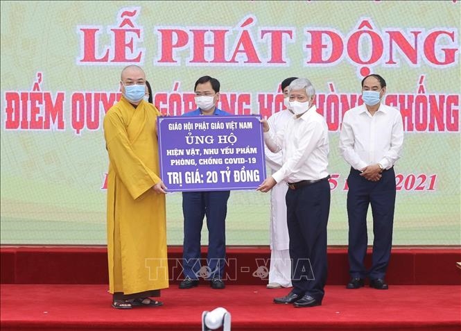 Chủ tịch Uỷ ban Trung ương Mặt trận Tổ quốc Việt Nam tiếp nhận tài trợ tại Lễ phát động. Ảnh: Thống Nhất/TTXVN