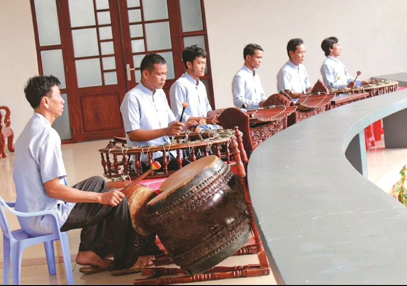 Nghệ nhân Lâm Phen là một trong số ít người Khmer còn biết chế tác nhạc cụ ngũ âm