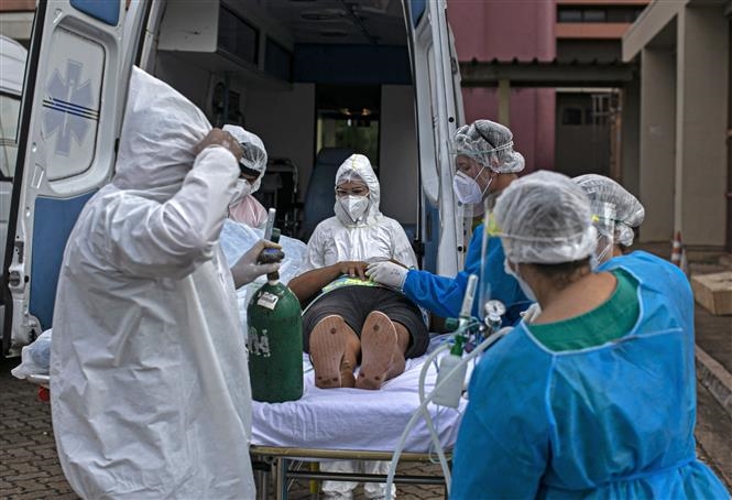 Chuyển bệnh nhân COVID-19 vào một bệnh viện ở bang Para, Brazil ngày 7/2/2021. Ảnh: AFP/TTXVN