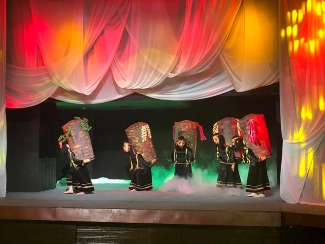 Những nét đặc trưng của văn hóa DTTS Việt Nam được ê kíp sáng tạo vở rối thử nghiệm “Trăng” đưa lên sân khấu múa rối một cách đầy bất ngờ