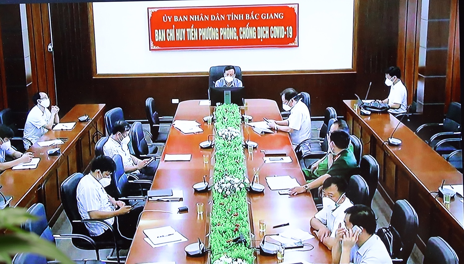 Ban Chỉ huy tiền phương của tỉnh BẮc Ginag trực tiếp báo cáo tình hình dịch bệnh tại huyện Việt Yên. Ảnh: VGP/Đình Nam