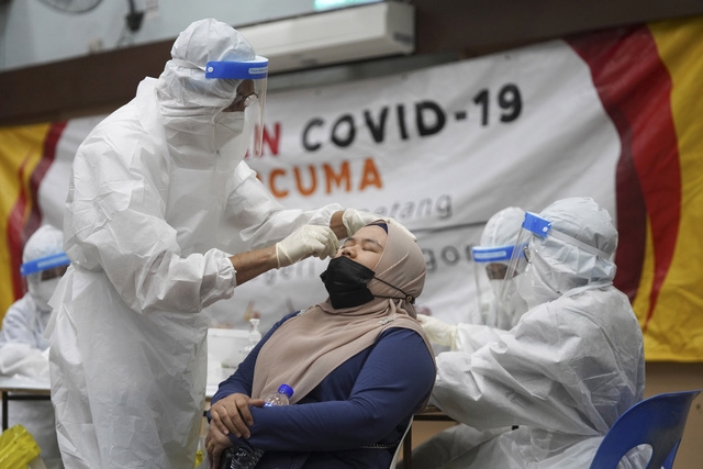 Malaysia hiện đang phải đối mặt với làn sóng dịch COVID-19 mới. (Ảnh: AP)