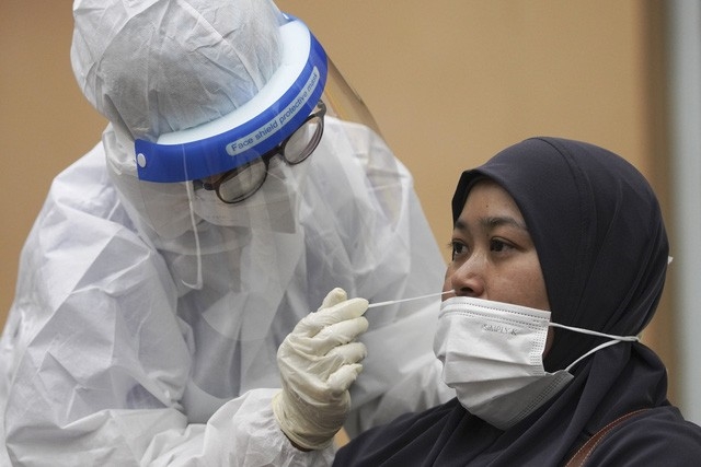 Ngày 28/5, Malaysia ghi nhận thêm 8.290 ca mắc mới COVID-19, mức cao nhất kể từ khi dịch bệnh bùng phát. (Ảnh: AP)