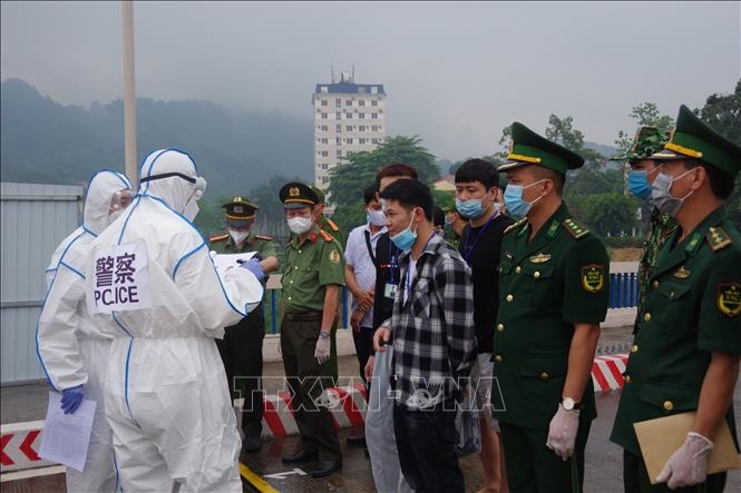 Lực lượng chức năng Việt Nam trao trả các công dân nhập cảnh trái phép cho phía Trung Quốc, tại Cửa khẩu đường bộ quốc tế Lào Cai. Ảnh: TTXVN