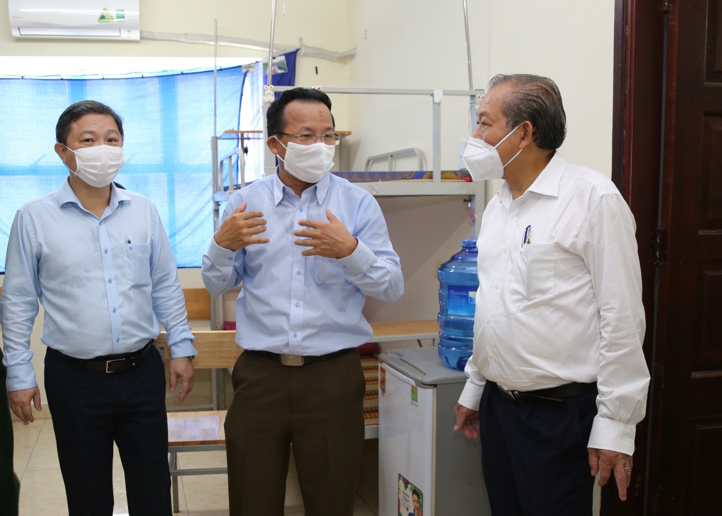Phó Thủ tướng Thường trực Chính phủ Trương Hòa Bình kiểm tra các phòng cách ly ở ký túc xá Đại học Quốc gia TPHCM. Ảnh: VGP/Mạnh Hùng
