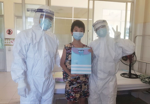 Các cháu nhỏ mắc Covid-19 đang điều trị tại Bệnh viện Phổi Đà Nẵng được tặng quà nhân Ngày Quốc tế thiếu nhi 1/6 (Ảnh: CTV).