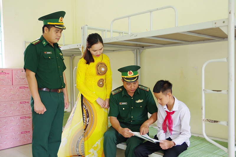 Cán bộ, chiến sĩ Đồn Biên phòng Bắc Sơn (TP. Móng Cái, Quảng Ninh) thăm, động viên học sinh đơn vị nhận đỡ đầu. Ảnh: BQĐND