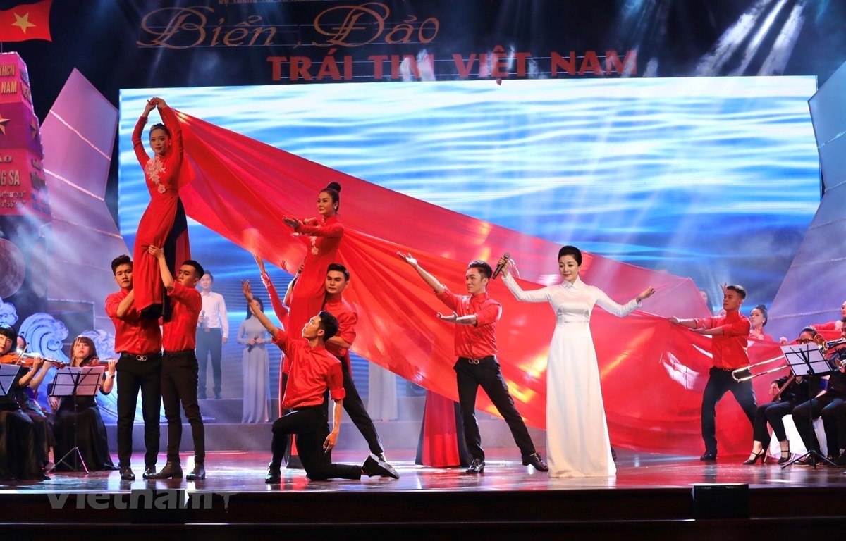Chương trình nghệ thuật “Biển, đảo - Trái tim Việt Nam” tại Nhà hát Đài Tiếng nói Việt Nam. (Ảnh: Minh Quyết/TTXVN)