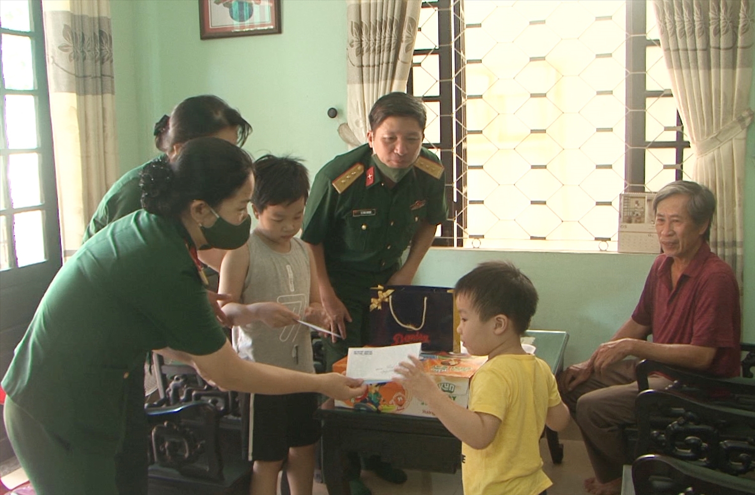 Đoàn công tác Bộ CHQS tỉnh Thừa Thiên-Huế đến thăm, tặng quà 1/6 cho con liệt sĩ Tôn Thất Bảo Phúc. Ảnh VGP/Thế Phong