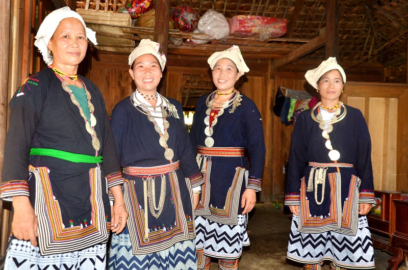 Phụ nữ Dao tiền thôn Khuổi Xoan, xã Hồng Quang (Lâm Bình) trong trang phục truyền thống