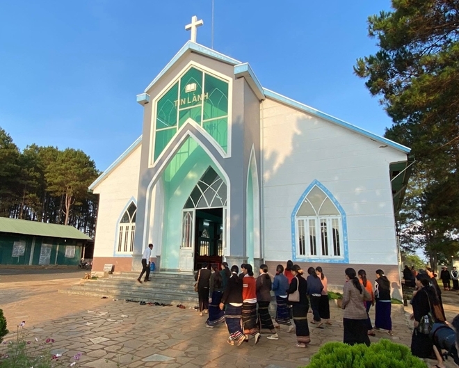 Nhà thờ Tin lành Plei Mơ Nú thuộc xã Chư Á nằm cách trung tâm thành phố Pleiku (Gia Lai) trở thành một điểm đến quen thuộc của hàng trăm bà con tín hữu dân tộc Jrai.