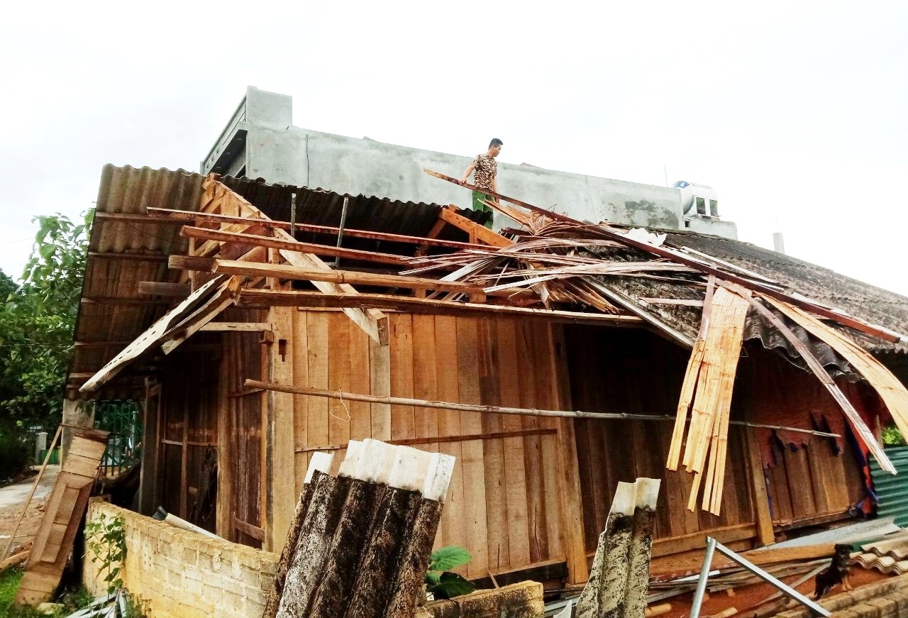Nhà dân ở huyện Văn Bàn bị hư hại do giông lốc 