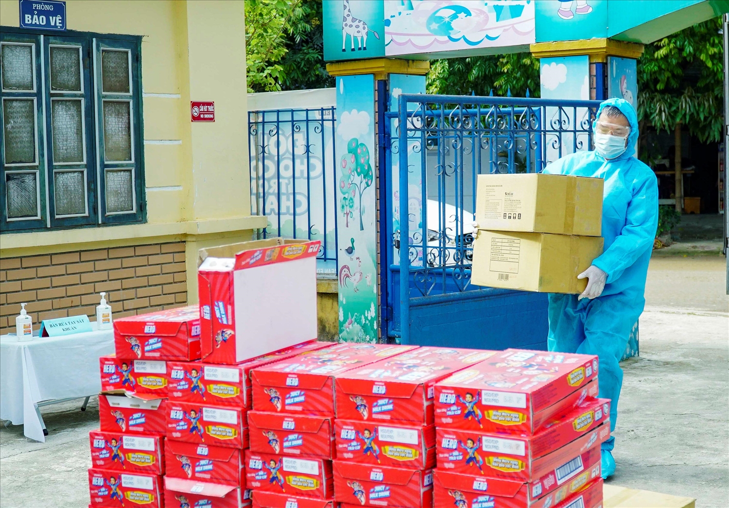 Trong dịp này, đã có 24.000 hộp sữa trái cây Hero của Vinamilk được gửi đến các em nhỏ