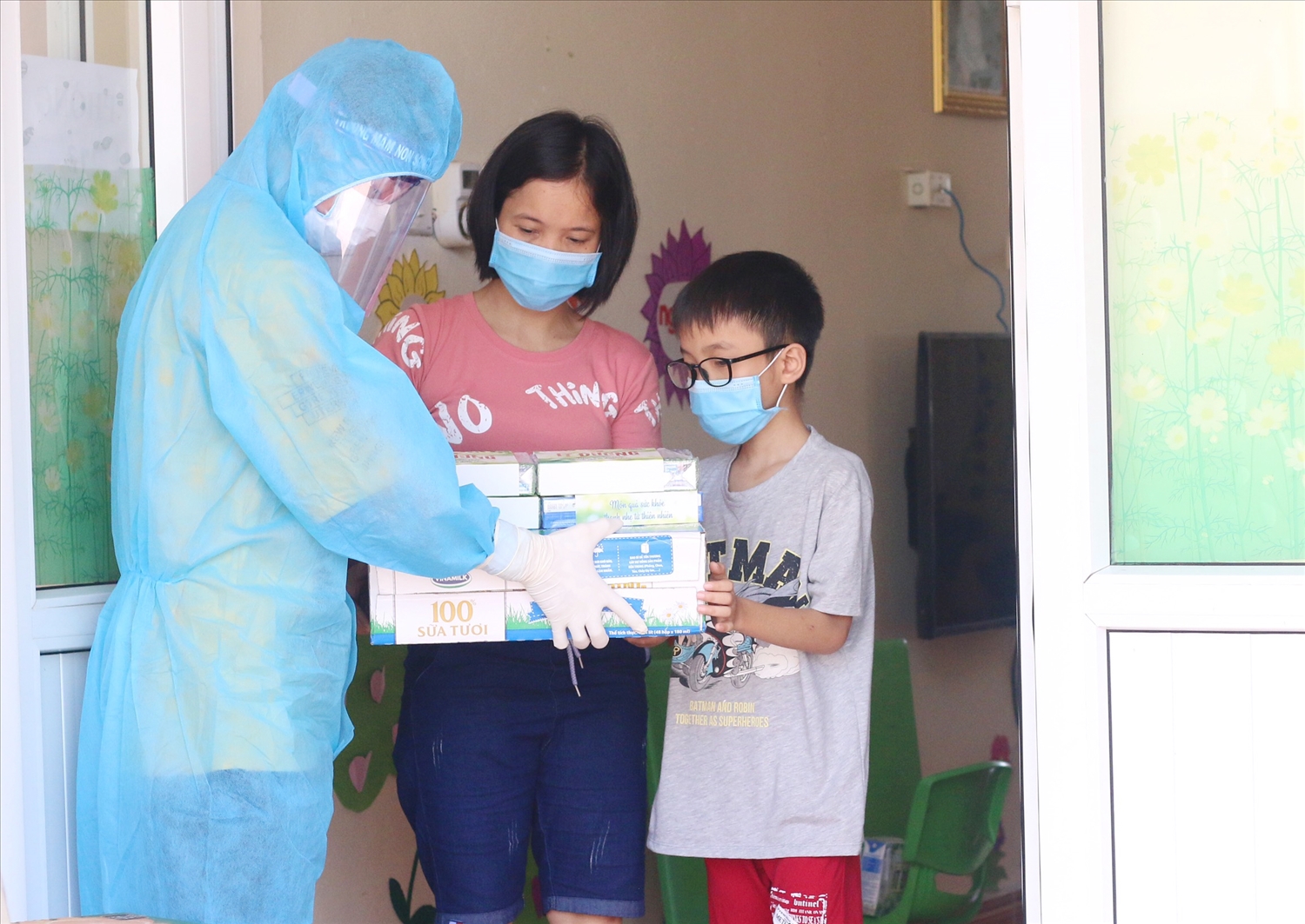 Các em nhỏ tại Trường Mầm non Vũ Thái (huyện Thuận Thành, tỉnh Bắc Ninh) nhận quà từ Vinamilk trong đợt hỗ trợ vào giữa tháng 5/2021