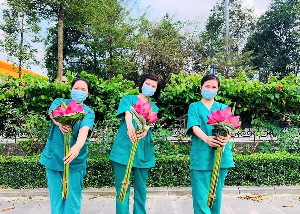 Phút giây yêu đời của các bác sĩ tỉnh Quảng Ninh khi được người dân Bắc Giang tặng hoa sen