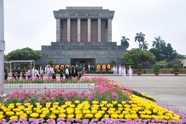 Cán bộ, chiến sỹ, nhân dân vào Lăng viếng Chủ tịch Hồ Chí Minh
