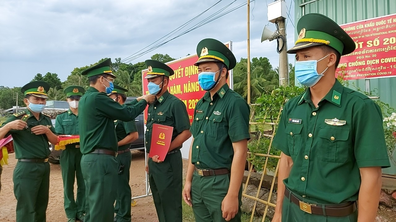 Đại tá Huỳnh Văn Đông, Bí thư Đảng ủy, Chính ủy BĐBP tỉnh Kiên Giang gắn quân hàm cho 38 sĩ quan tại các chốt kiểm dịch