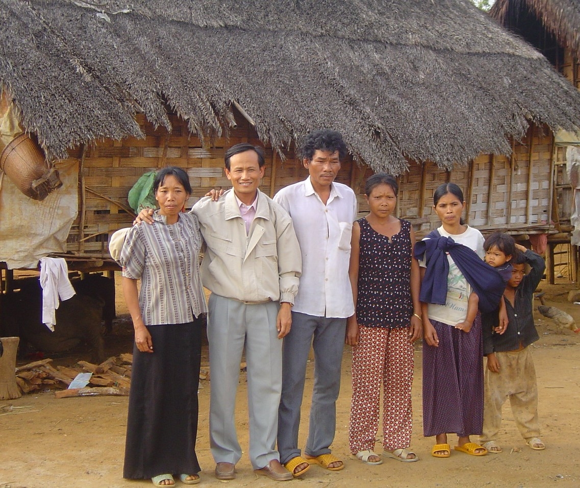 Tác giả (đứng thứ 2 từ trái qua) trong một chuyến điền dã tại vùng đồng bào dân tộc Mạ
