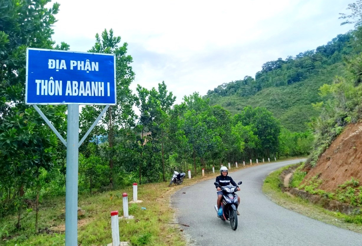Biển báo tên làng ở huyện miền núi Nam Giang