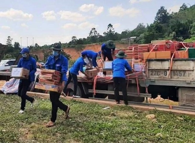 Đoàn viên thanh niên huyện Nậm Pồ tham gia vận chuyển nhu yếu phẩm tới nơi cách ly