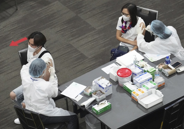 Thái Lan đã triển khai chiến dịch tiêm chủng đại trà vaccine ngừa COVID-19. (Ảnh: AP)