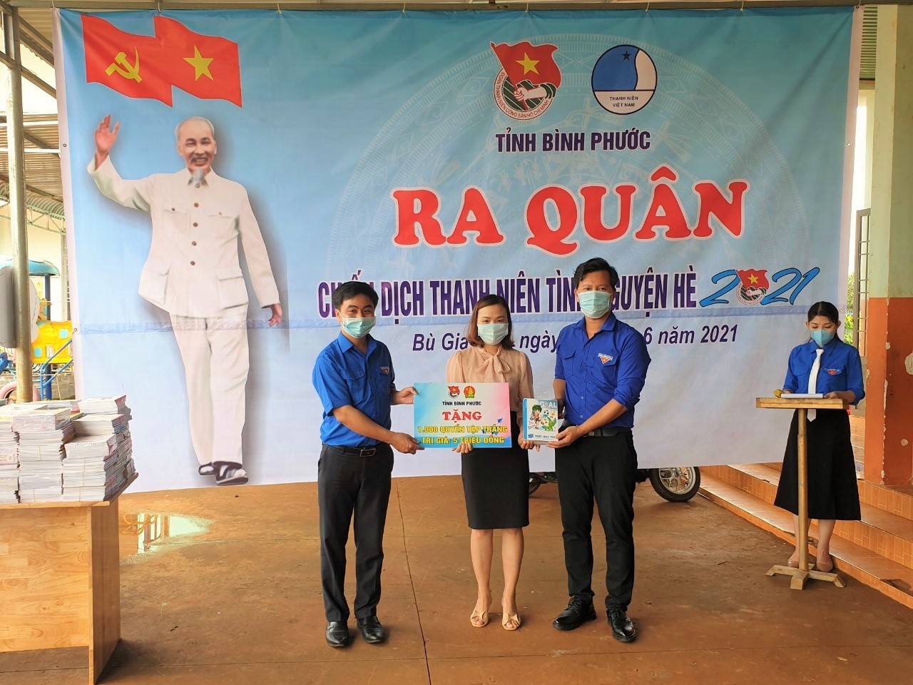 Lãnh đạo Tỉnh Đoàn Bình Phước trao bảng tượng trưng 1.000 quyển vở cho học sinh vượt khó của huyện Bù Gia Mập