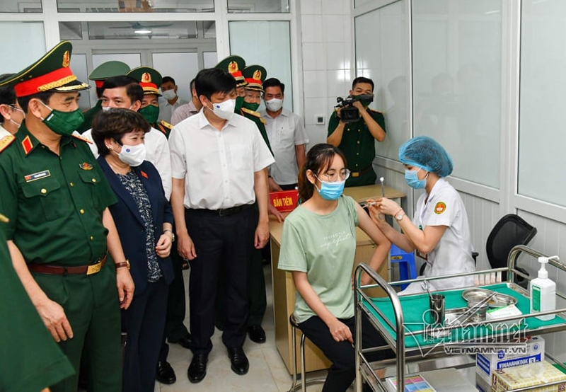 Bộ trưởng Y tế Nguyễn Thanh Long và Bộ trưởng Quốc Phòng Phan Văn Giang hỏi thăm, động viên tình nguyện viên. Ảnh: Phạm Hải