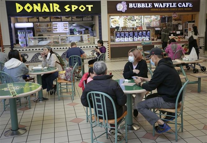 Người dân dùng bữa bên trong một trung tâm thương mại ở Richmond, British Columbia, Canada, ngày 26/5/2021. Ảnh: THX/ TTXVN