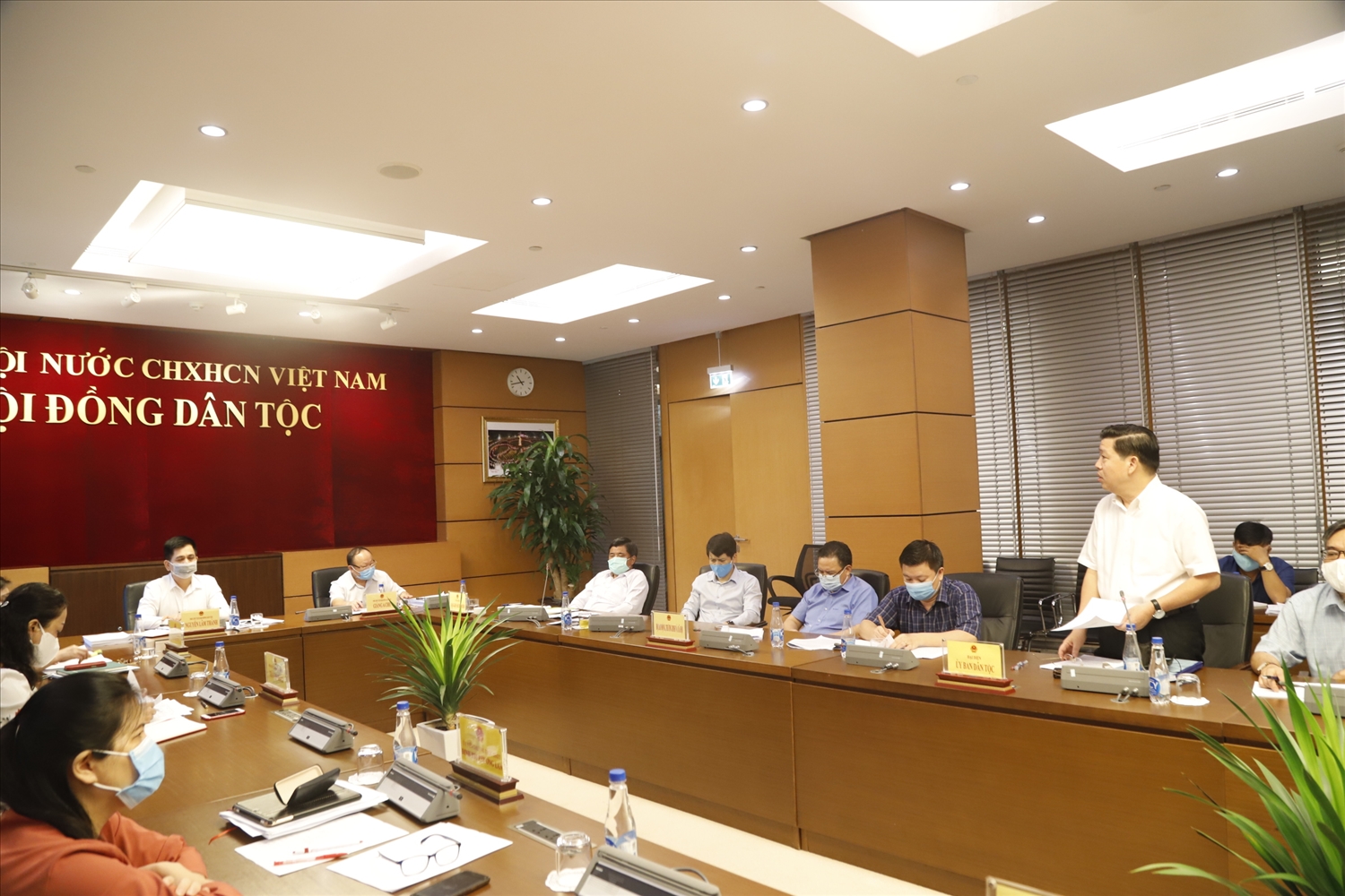 Thứ trưởng, Phó Chủ nhiệm UBDT Lê Sơn Hải phát biểu tại phiên họp