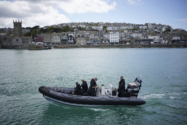 Cảnh sát tuần tra bến cảng ở St Ives, Cornwall, Anh trước thềm Hội nghị thượng đỉnh G7 ở vịnh Carbis. (Ảnh: AP)