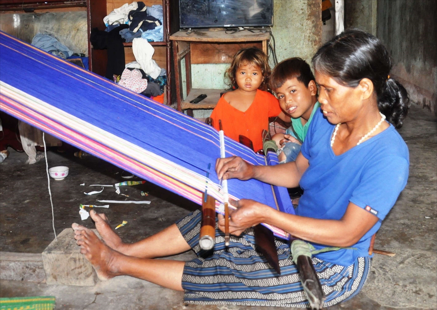 Bà Y Vỹ dệt vải cốt để giữ gìn bản sắc văn hóa dân tộc Gia Rai. Ảnh: TVP