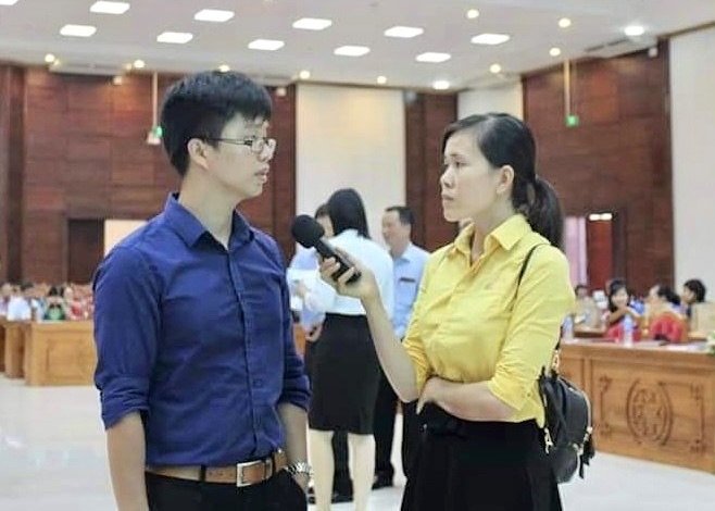 Nhà báo H’Xíu H Mok trong một buổi tác nghiệp
