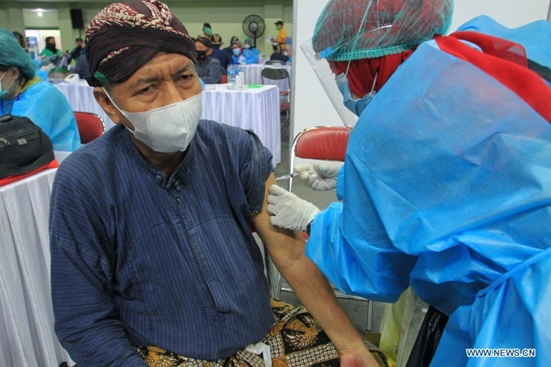 Nhân viên y tế tiêm vaccine COVID-19 cho người dân tại Yogyakarta, Indonesia ngày 15/6. (Ảnh: Xinhua)