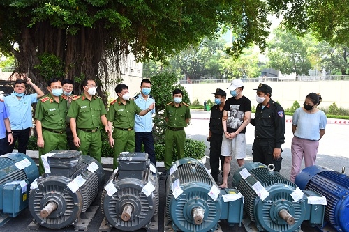 Thiếu tướng Nguyễn Văn Viện kiểm tra ma túy giấu trong các mô tơ điện