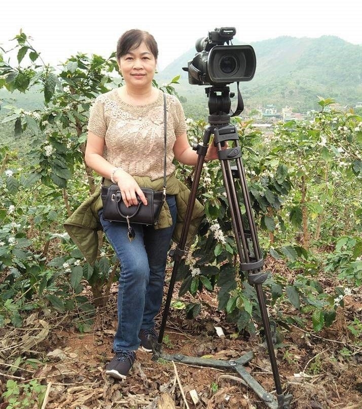 Nhà báo Hoàng Liên, Đài Phát thanh-Truyền hình Sơn La trong một chuyến tác nghiệp ở vùng cao