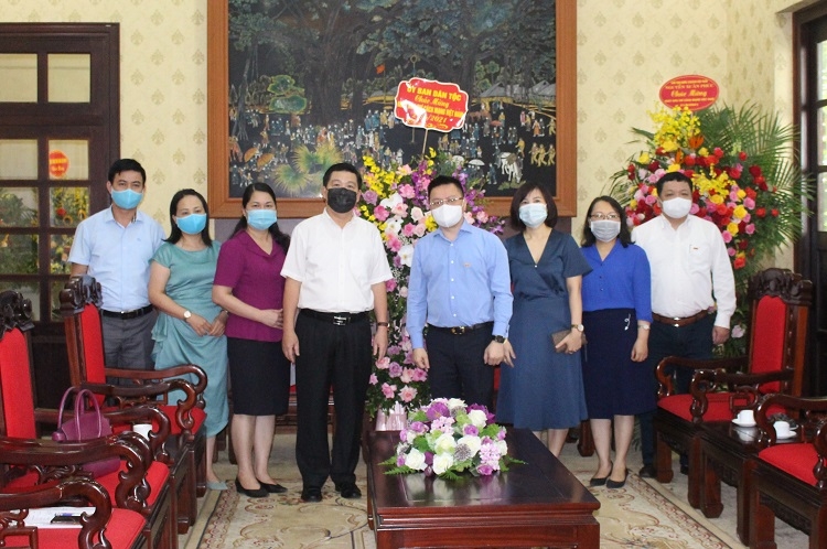 Thứ trưởng, Phó Chủ nhiệm Lê Sơn Hải tặng hoa và gửi những lời chúc mừng đến các đồng chí lãnh đạo, phóng viên, biên tập viên công tác tại Báo Nhân dân