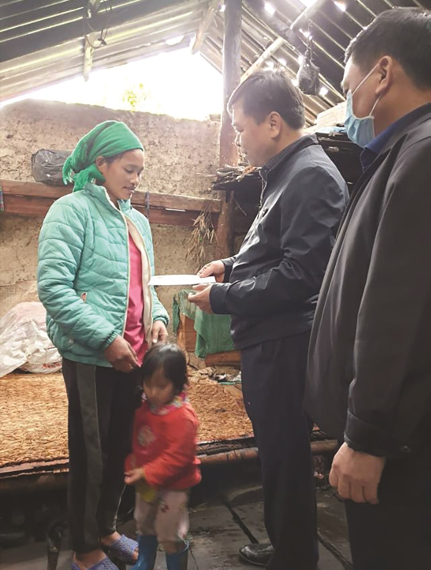 Thứ trưởng Nguyễn Hoàng Hiệp thăm hỏi động viên người dân bị thiệt hại do mưa đá tại thôn Cốc Tủm, xã Bản Díu, huyện Xín Mần (Hà Giang)