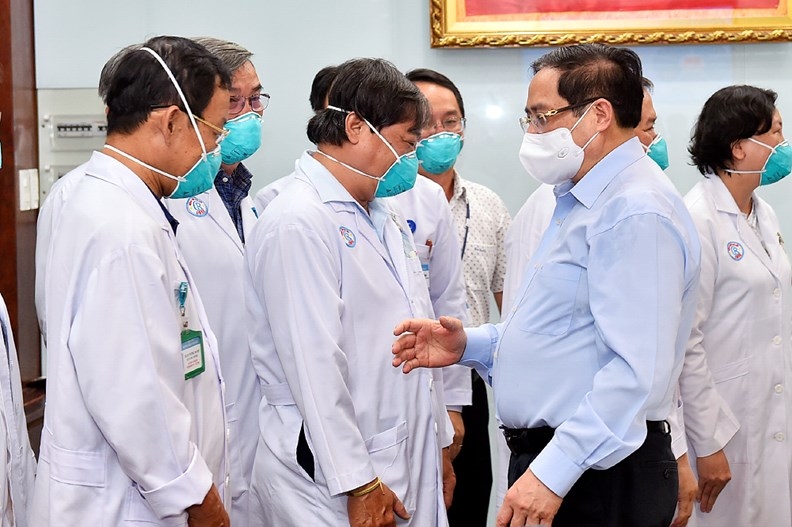 Thủ tướng Phạm Minh Chính động viên đội ngũ thầy thuốc của BV Chợ Rẫy, ngày 13/5/2021 - Ảnh: VGP