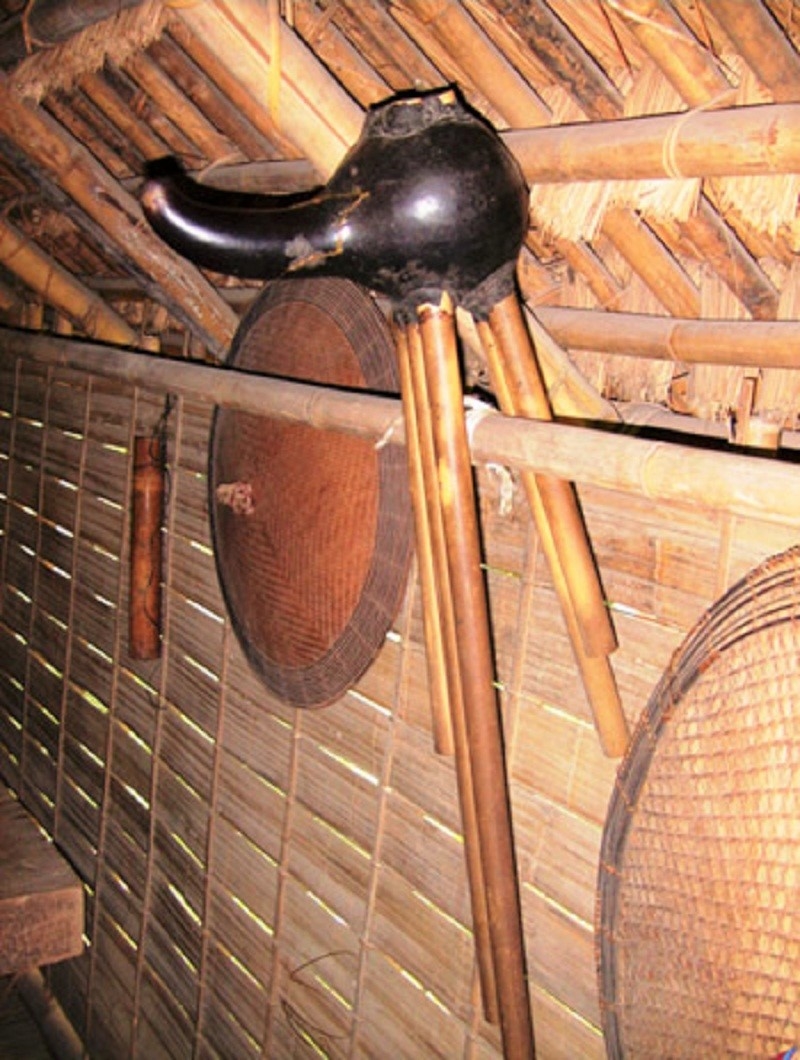 Đing năm loại nhạc cụ luôn gắn liền với những điệu hát ayray của dân tộc Ê Đê, do nghệ nhân Y Gõ Niê chế tác.